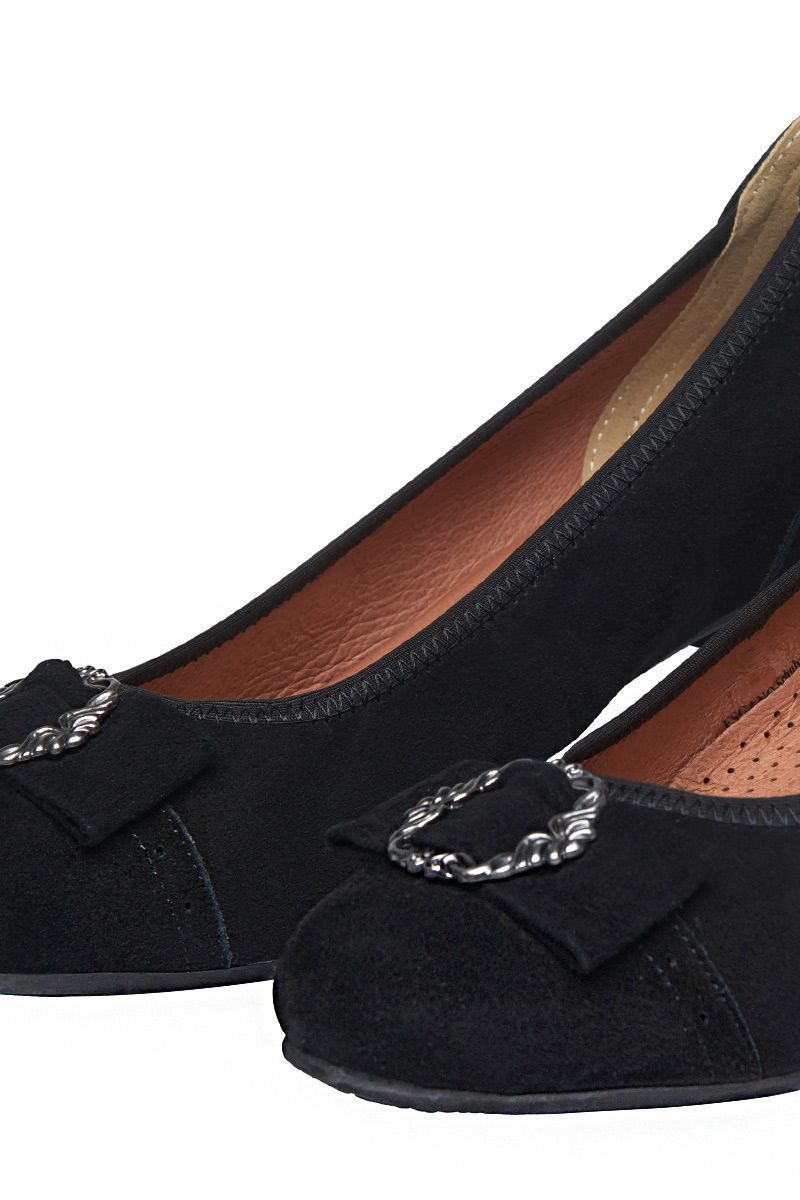 Schwarze Trachtenschuhe aus Veloursleder mit silberner Zierschnalle von MOSER Trachten.