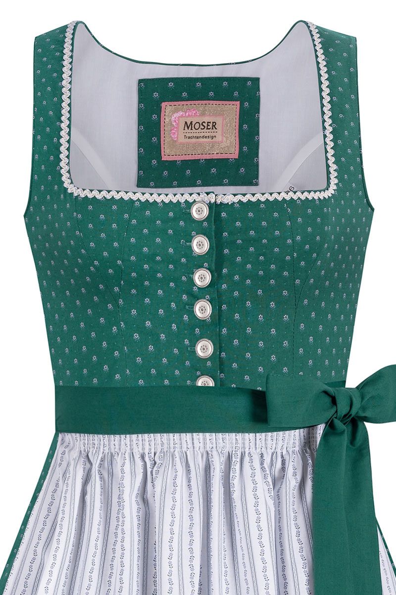 Grünes Moser Dirndl mit weißer Schürze und Spitzenbesatz von MOSER Trachten.