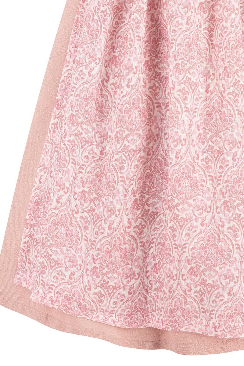 Rosa Brokatstoff eines hochwertigen Dirndls von MOSER Trachten.