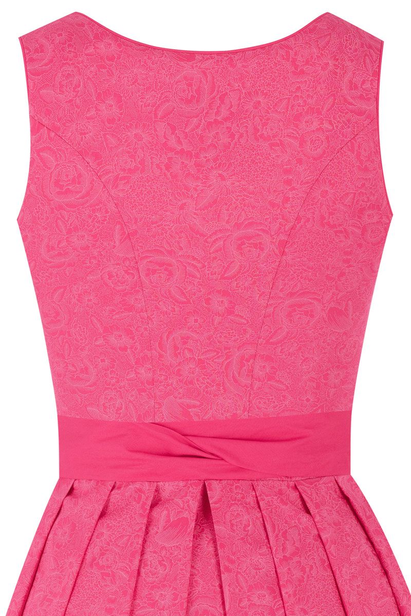 Pinkes Dirndl mit floraler Prägung und eleganter Taillenfalte von MOSER Trachten.