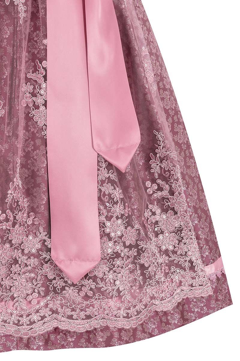 Das rosa Dirndl von MOSER Trachten vereint traditionelle Spitze und moderne Eleganz.