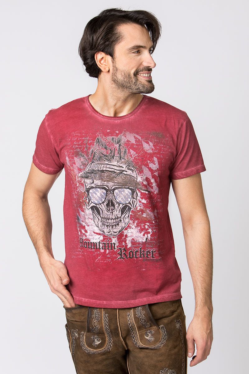 Rotes "Mountain Rocker" T-Shirt mit Totenkopf-Design und traditioneller Lederhose.
