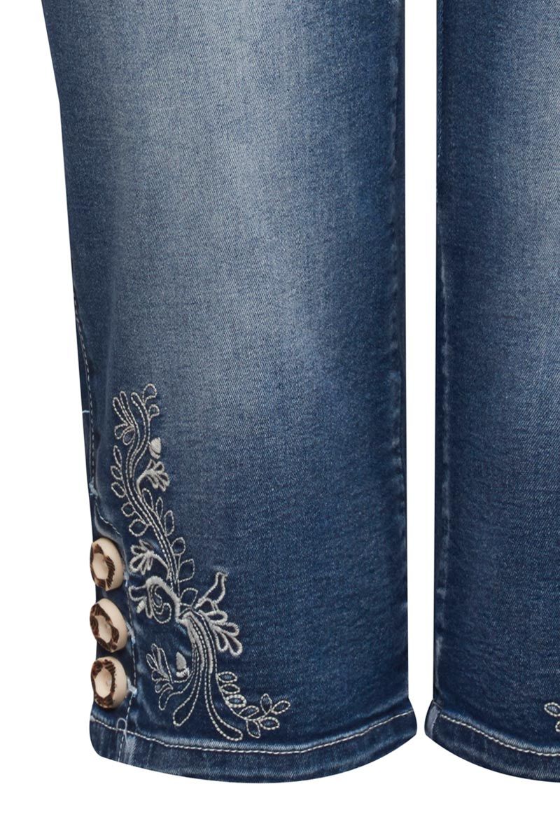 Edle Jeanshose mit traditioneller Stickerei und Knöpfen im Trachtenstil von MOSER.