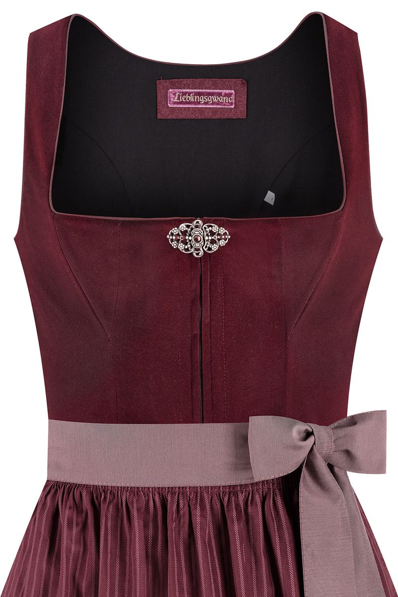 Weinrotes Dirndl aus Samt mit elegantem Stickmuster und zartem Schleifenband.