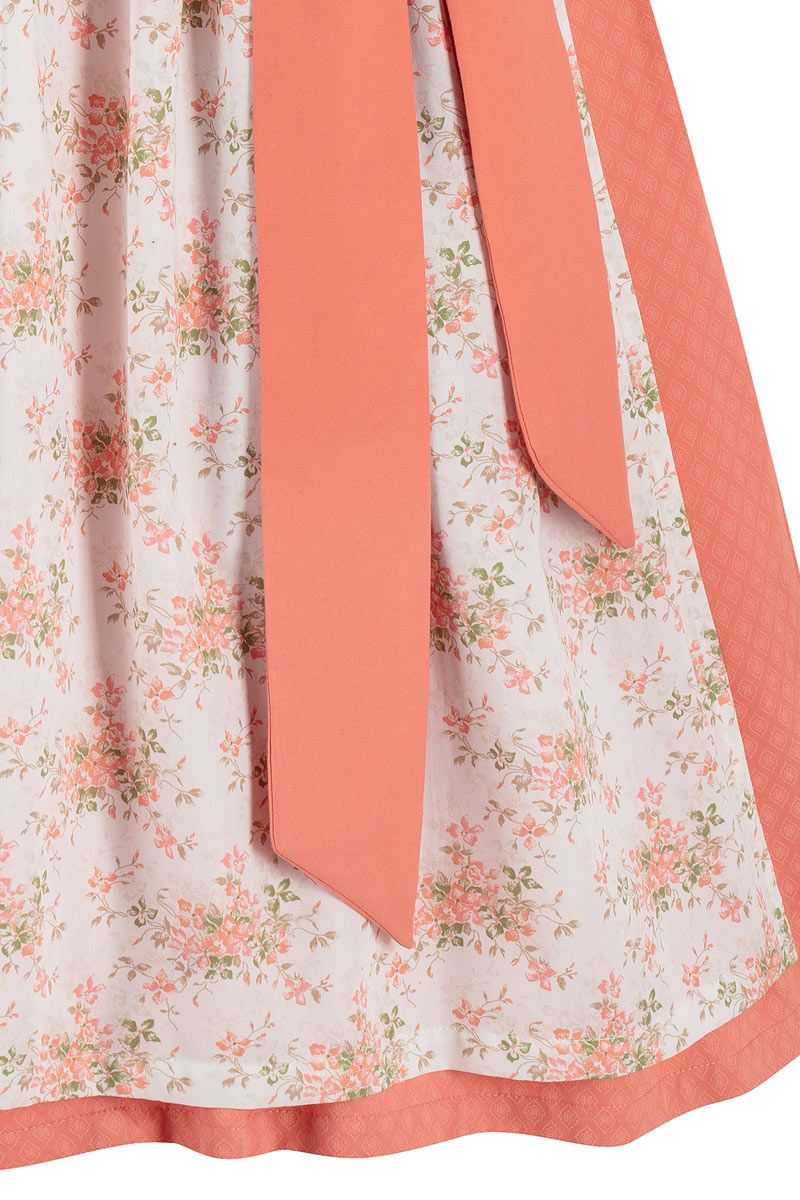 Blumiges Dirndl von MOSER Trachten mit zarter orangener Schürze für einen stilvollen Auftritt.