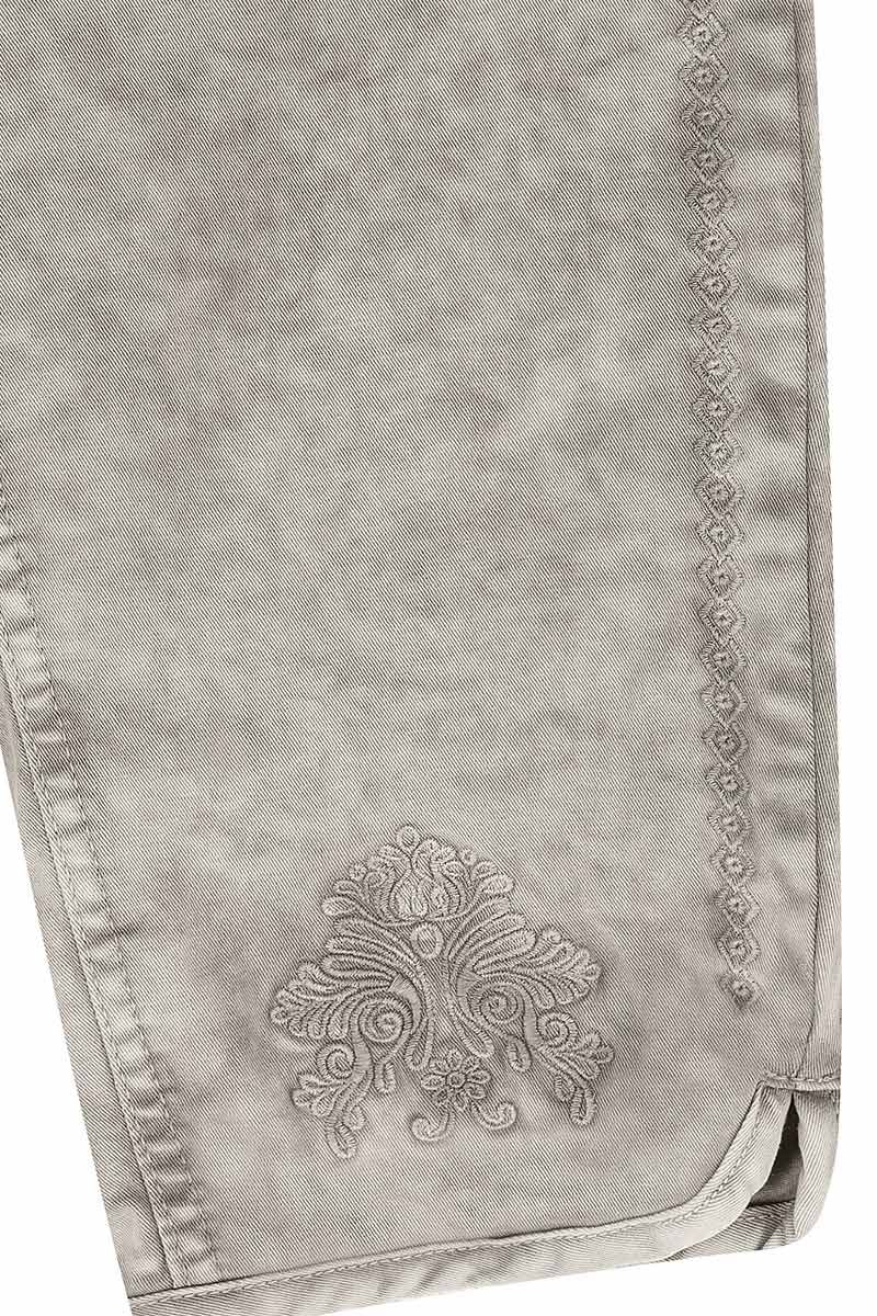 Graue kurze Hose von MOSER Trachten mit aufwendiger Stickerei an der Seite.