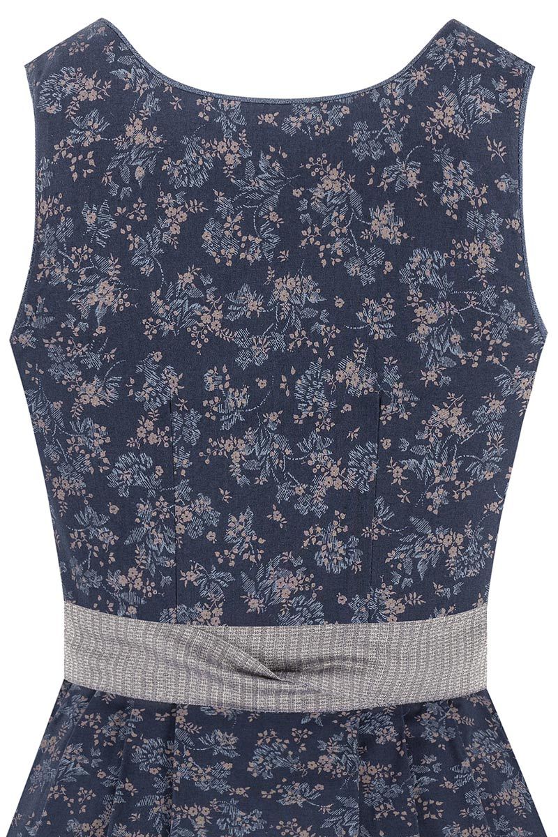 Blaues Dirndl mit Blumenmuster und grauem Gürtel von MOSER Trachten.