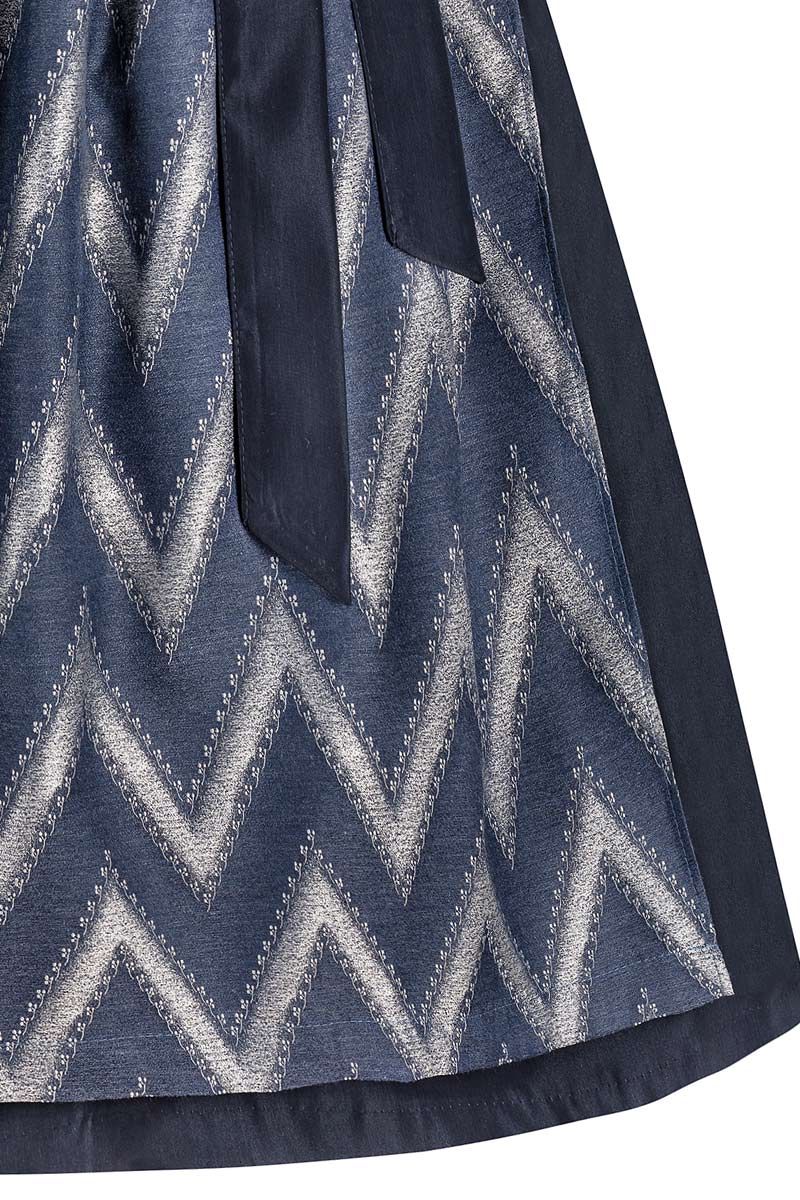 Blaue Dirndlschürze mit silbernem Zickzack-Muster aus hochwertiger MOSER Trachtenmode.