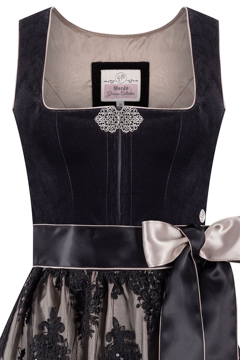 Elegantes schwarzes Dirndl mit Spitze und glänzender Schleife von MOSER Trachten.