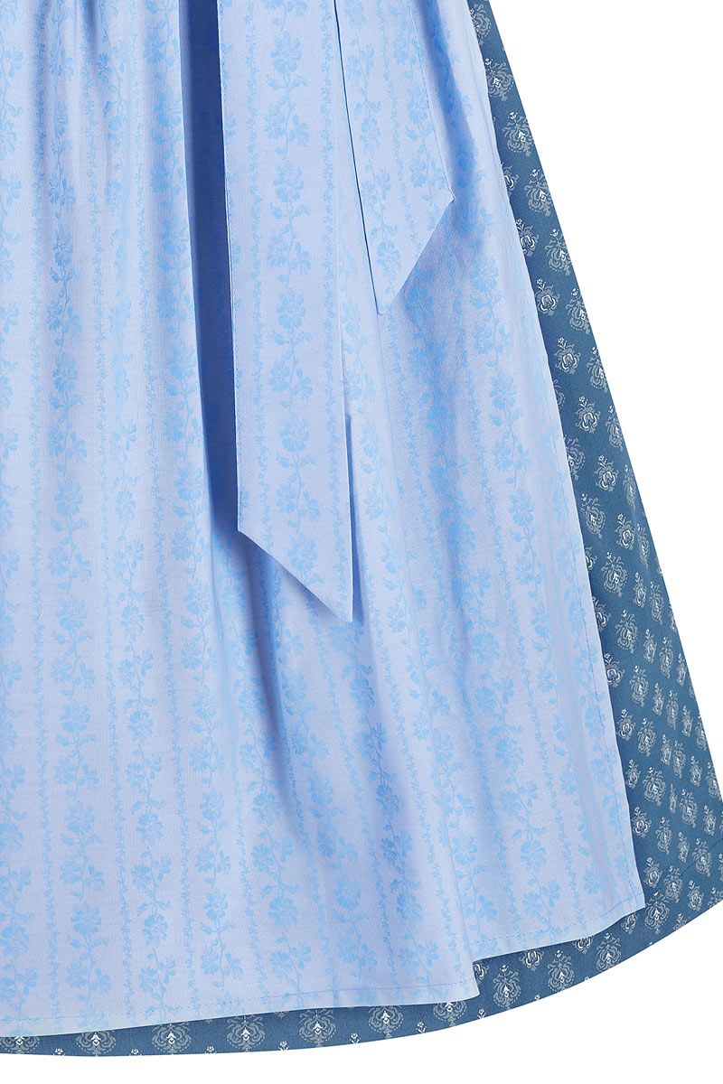 Ein hellblaues Dirndl mit floralem Muster aus der MOSER Trachten Kollektion.