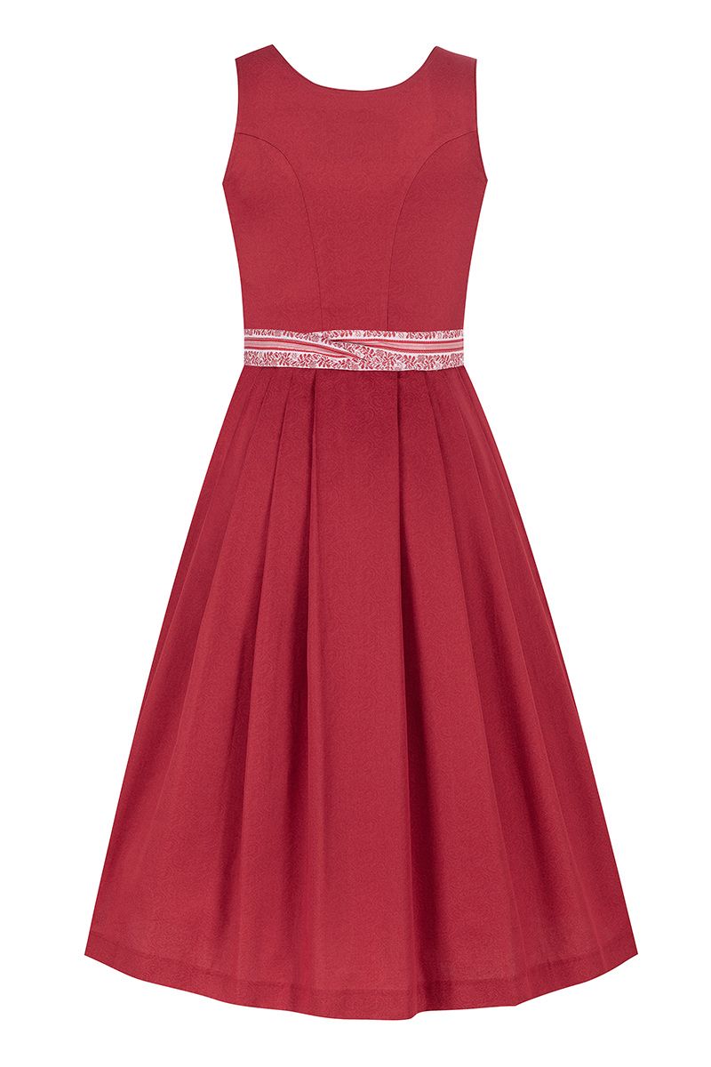 Rotes Dirndl von MOSER Trachten mit elegantem Muster und weißem Taillenband.