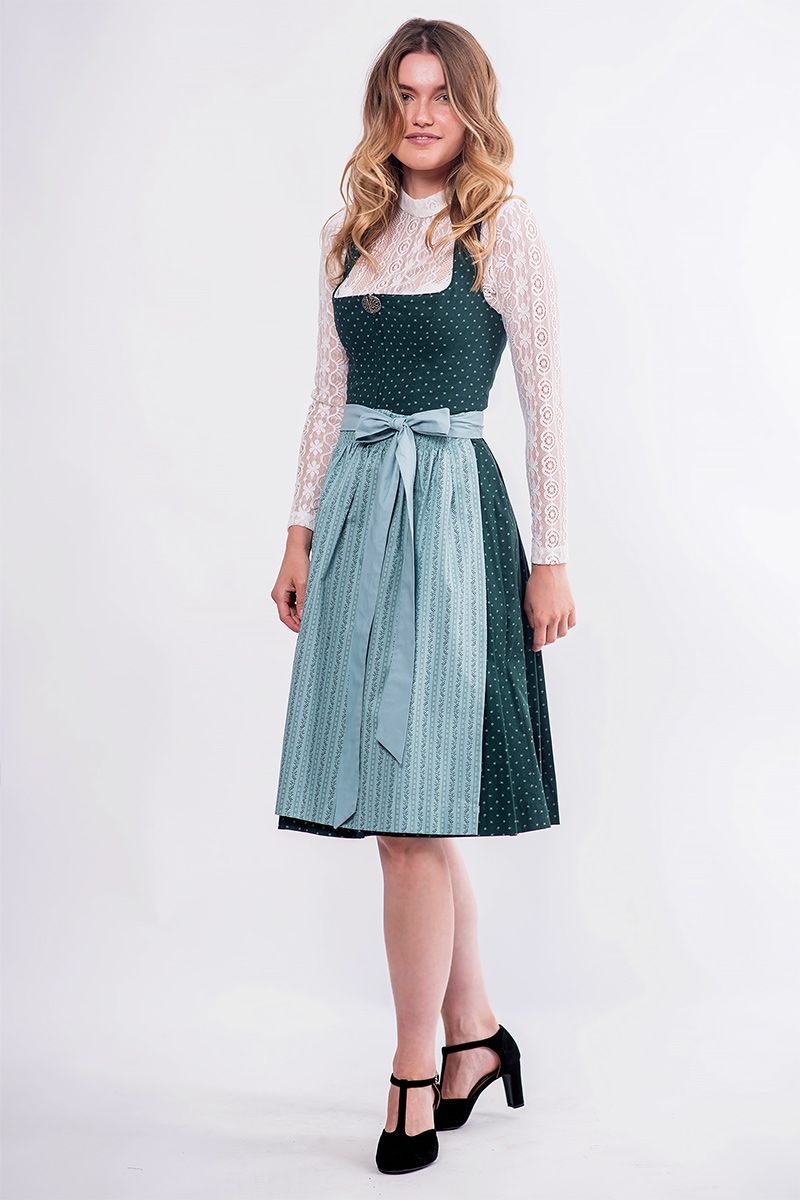 Grünes Dirndl mit Spitzenbluse von MOSER Trachten in modernem Design.