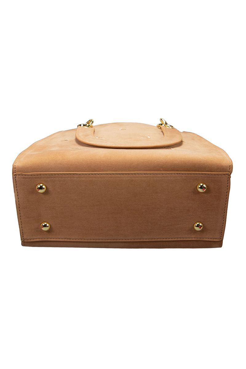 Beige Ledertasche mit goldenen Nieten von MOSER Trachten, elegant und vielseitig.