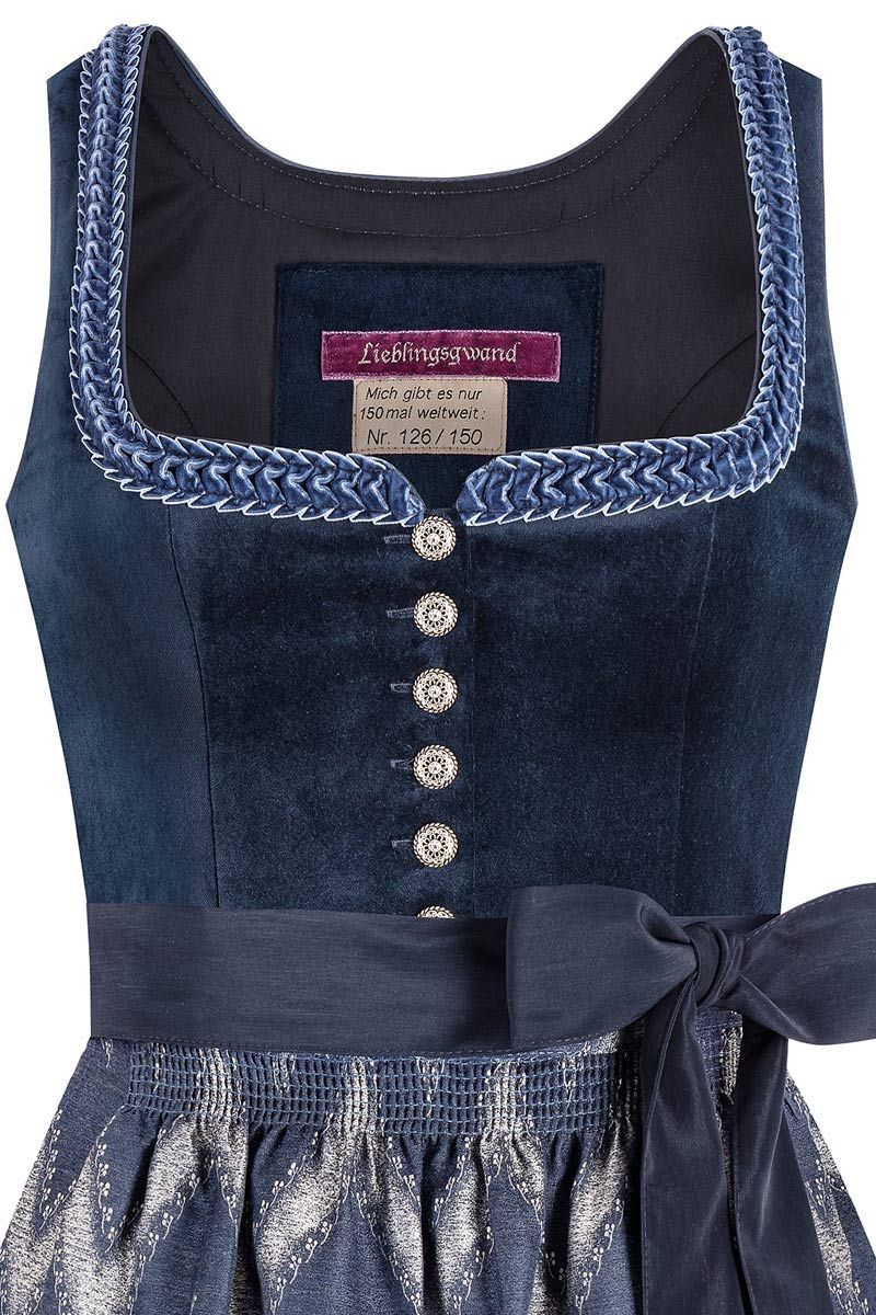 Limitierte Dirndl von MOSER Trachten in blauem Samt mit eleganten Knöpfen und Schleife.