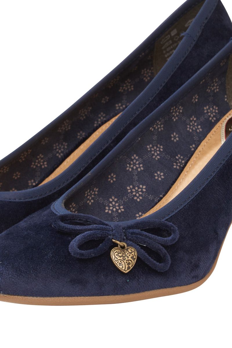 Dunkelblaue Damenballerinas mit Herzanhänger vervollständigen das Trachtenoutfit.