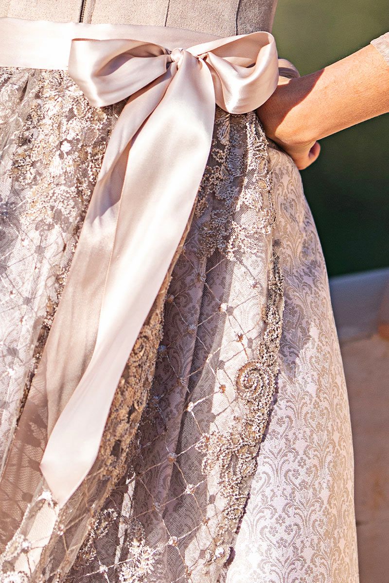 Elegantes Dirndl von MOSER Trachten mit feiner Spitzenapplikation und Satinband.