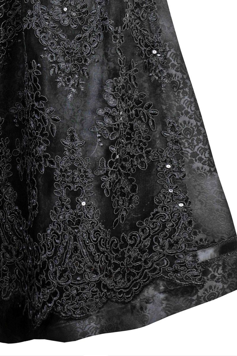 Schwarzer Spitzenstoff eines Luxusdirndls von MOSER Trachten mit floralen Mustern.
