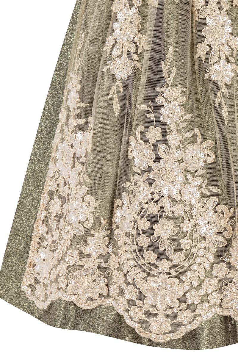 Elegantes Dirndl mit zarter, floraler Spitze von MOSER Trachten in edlem Beige und Grün.