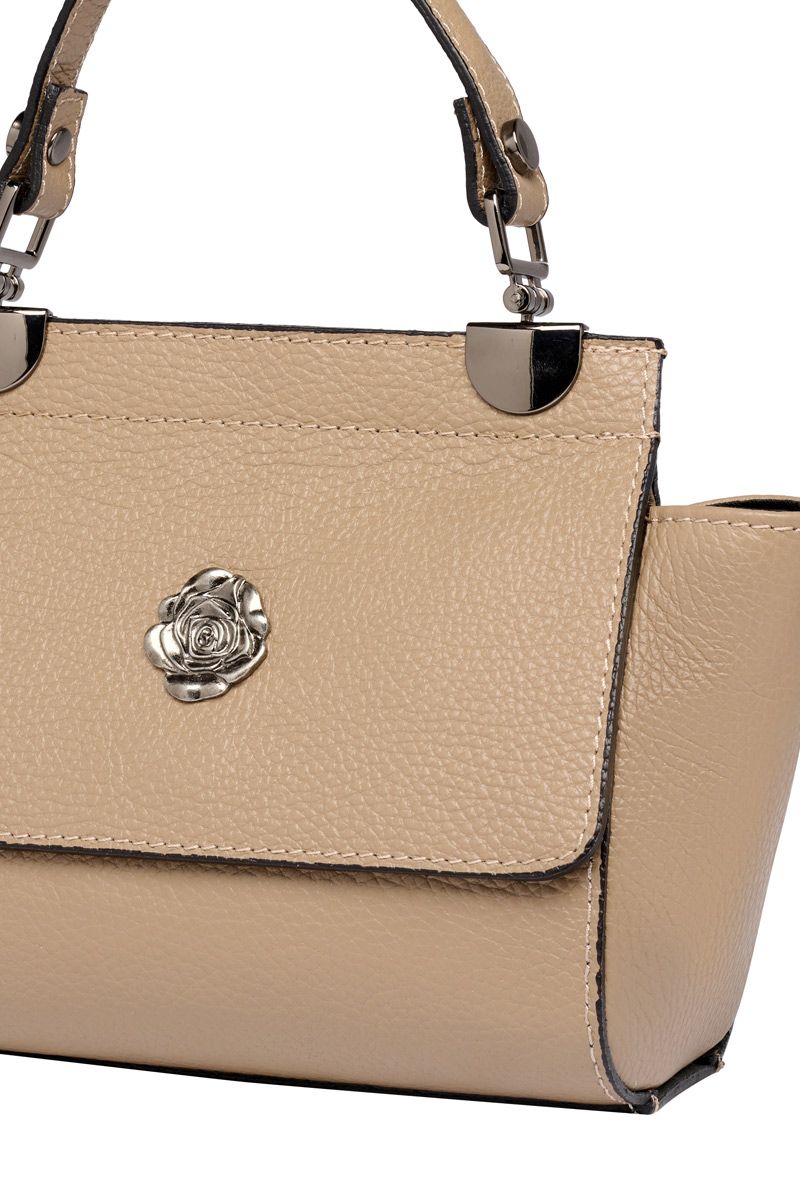 Beige Handtasche aus Leder mit silberner Rosenverzierung von MOSER Trachten.