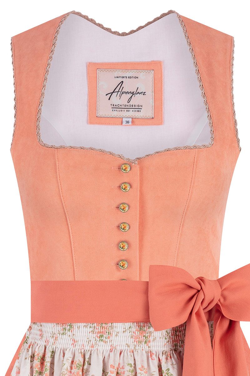 Das Dirndl von MOSER Trachten in Pfirsich mit Blumenschürze ist elegant und hochwertig.