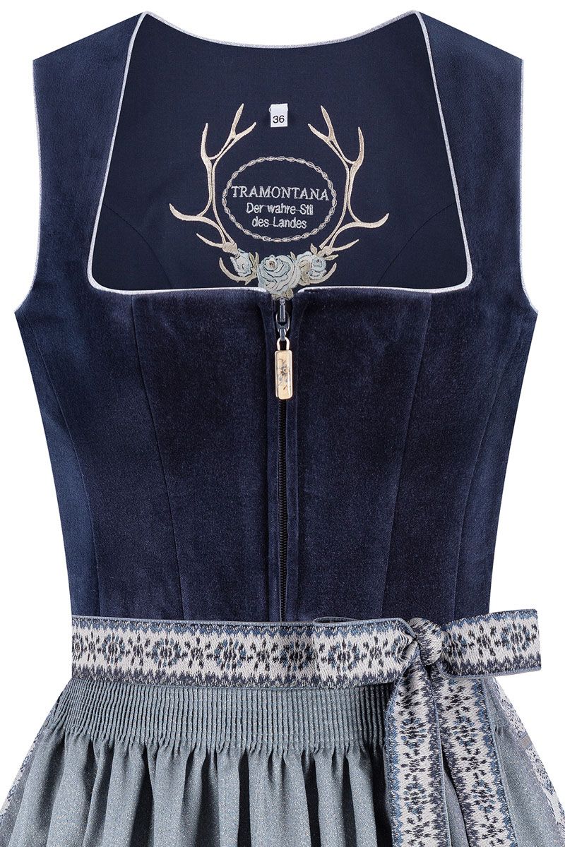 Luxuriöses Moser-Dirndl in Blau mit detaillierter Stickerei, passend für traditionelle Feste.