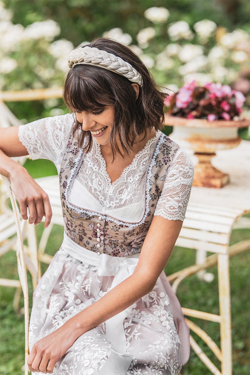Elegantes Spitzen-Dirndl von MOSER Trachten im Sommergarten.