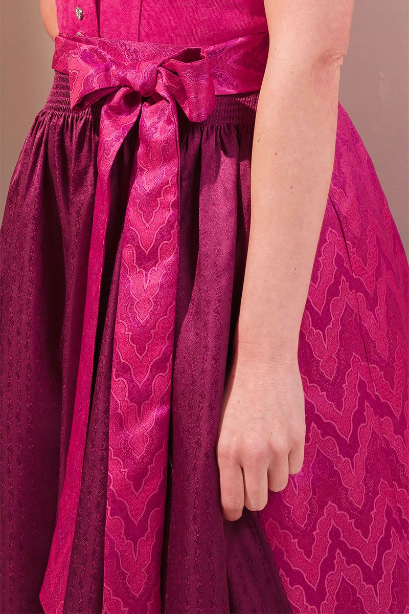 Elegantes pinkfarbenes Moser Dirndl mit dekorativer Schleife aus hochwertigem Stoff.