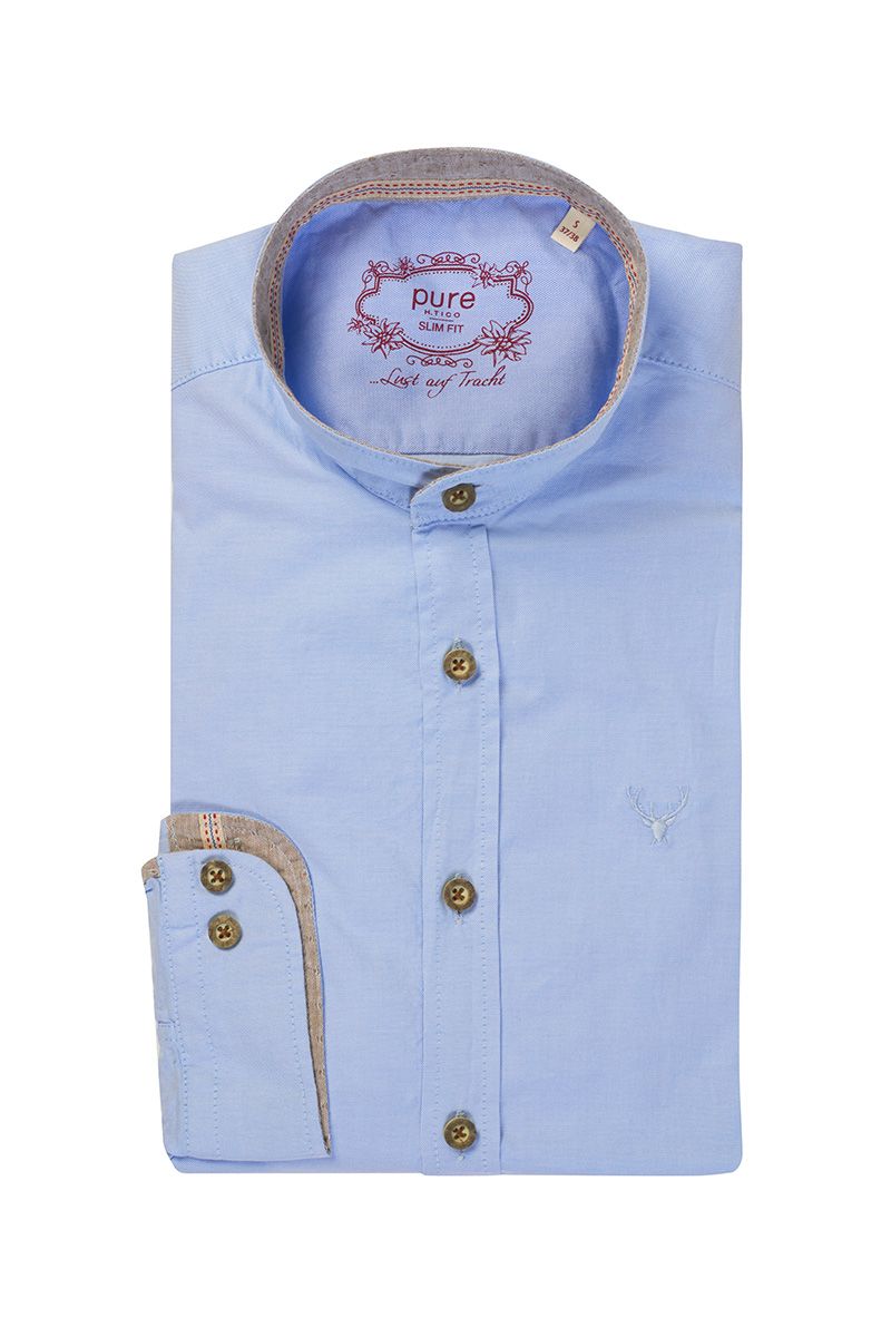 Slim-Fit-Herrenhemd in Hellblau mit Stehkragen und Trachtenmuster-Akzent.