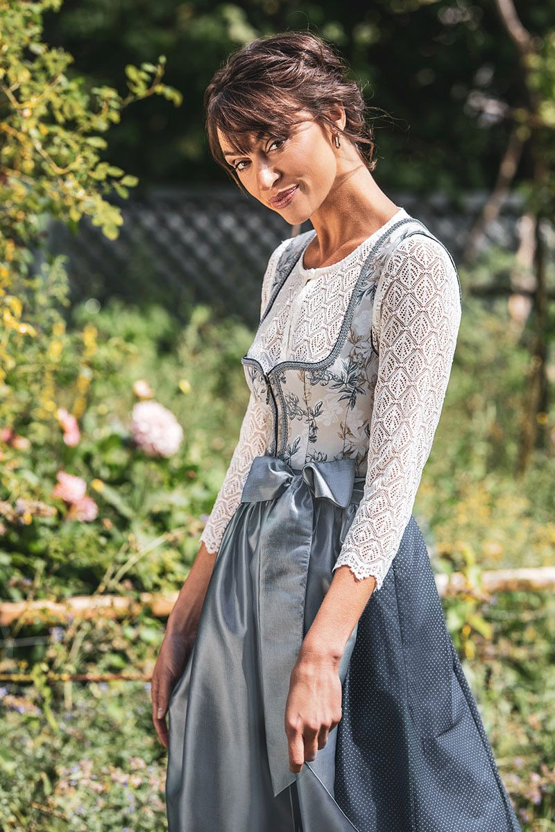 Hochwertiges, modernes Trachten-Dirndl von MOSER Trachten im eleganten Design.