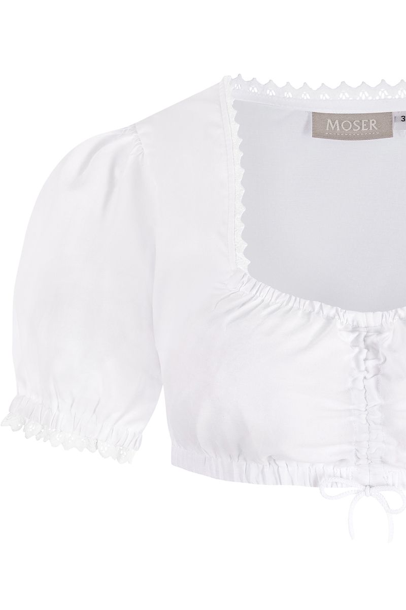 Weiße Dirndlbluse von MOSER Trachten mit Spitze und Puffärmeln.