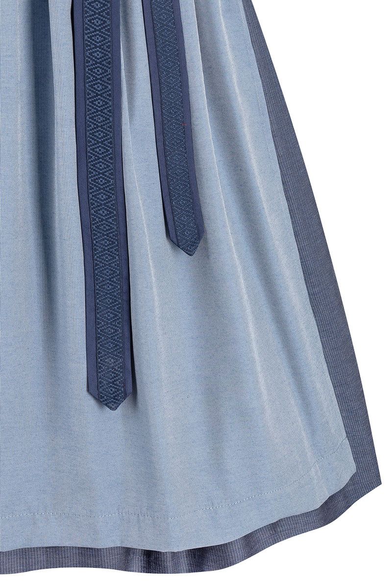 Blauer Trachtenrock mit edlem Banddetail aus der MOSER Trachten Kollektion für Damen.