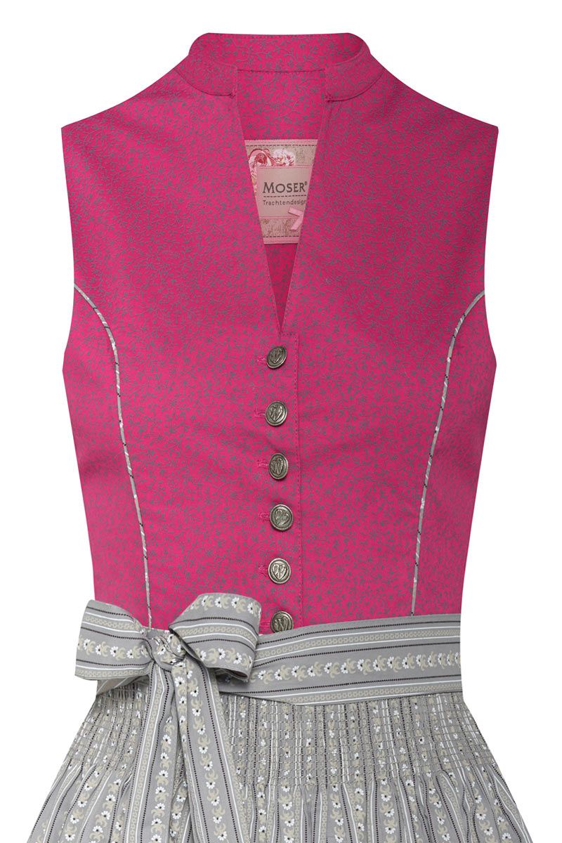 Rosa Moser Dirndl mit grauem, gemustertem Rock und Knöpfen in Trachtenmode-Stil.