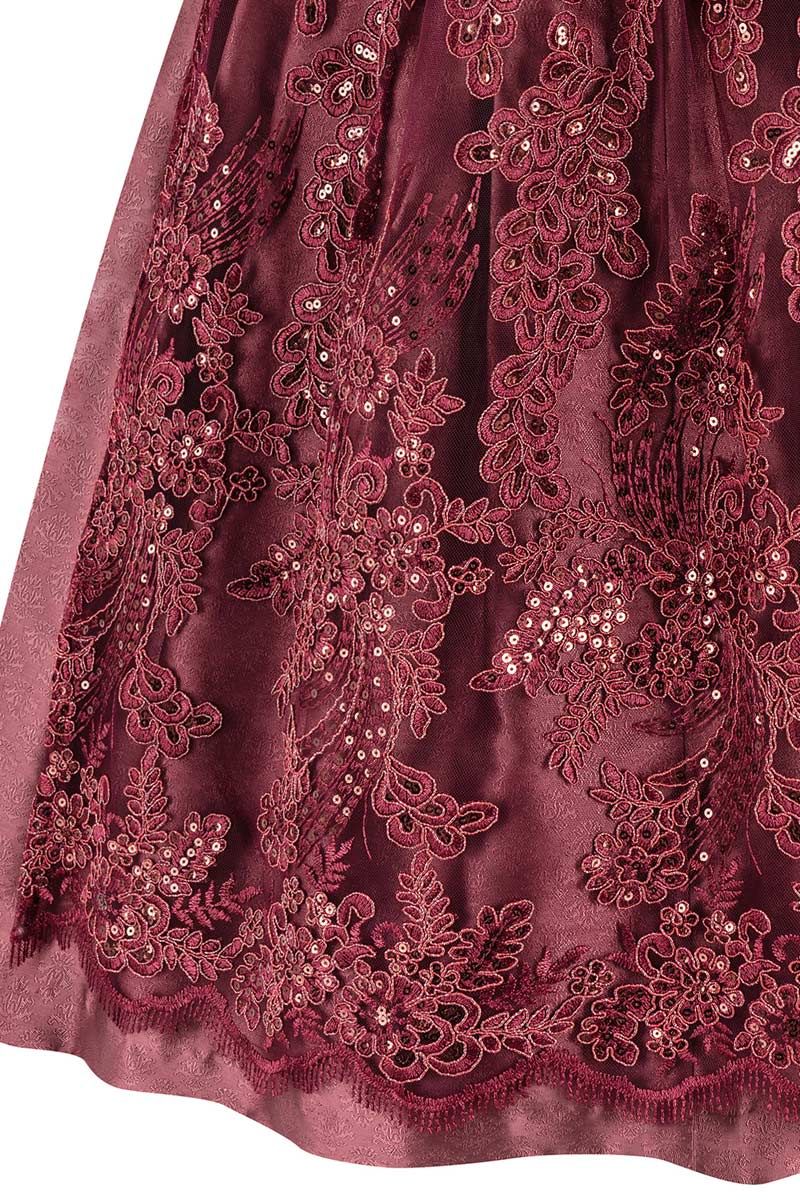 Elegantes bordeauxrotes Dirndl aus Spitze von MOSER Trachten mit feinen Stickereien.