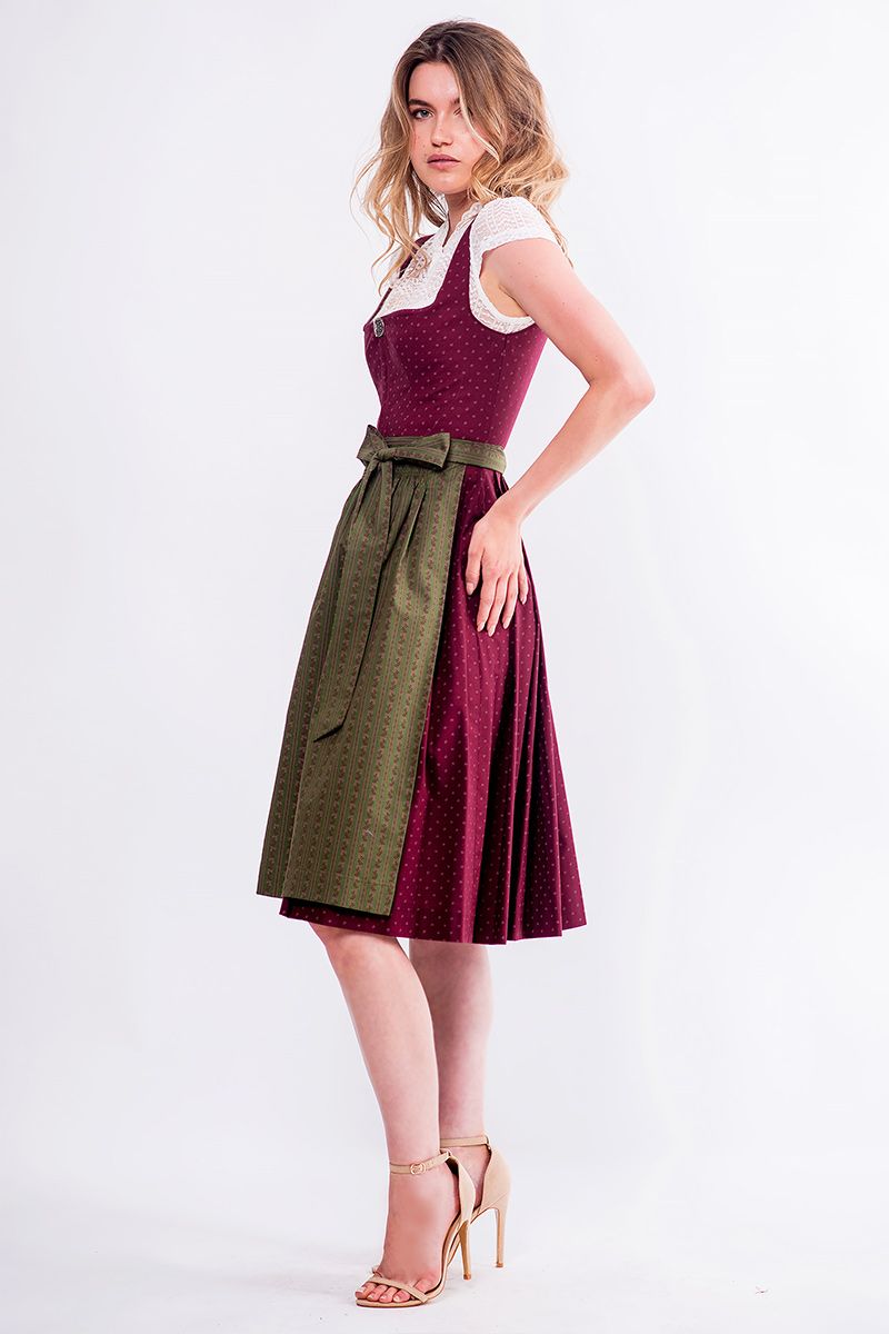 Elegantes Dirndl in Bordeaux mit grünem Schürze von MOSER Trachten.