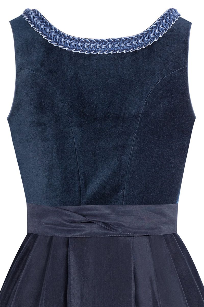 Dunkelblaues MOSER Trachtenkleid mit detaillierter Stickerei am Kragen.