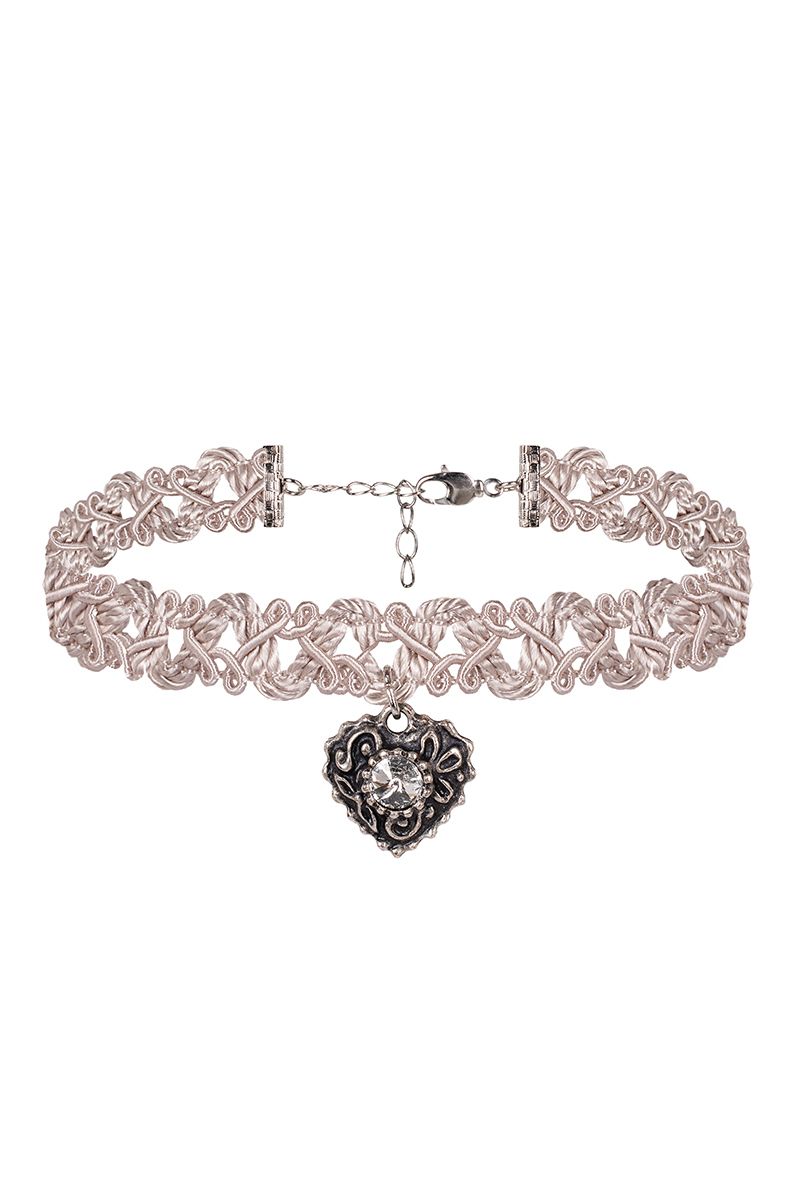 Ein silbernes Trachtenarmband von MOSER mit herzförmigem Anhänger und Edelstein.