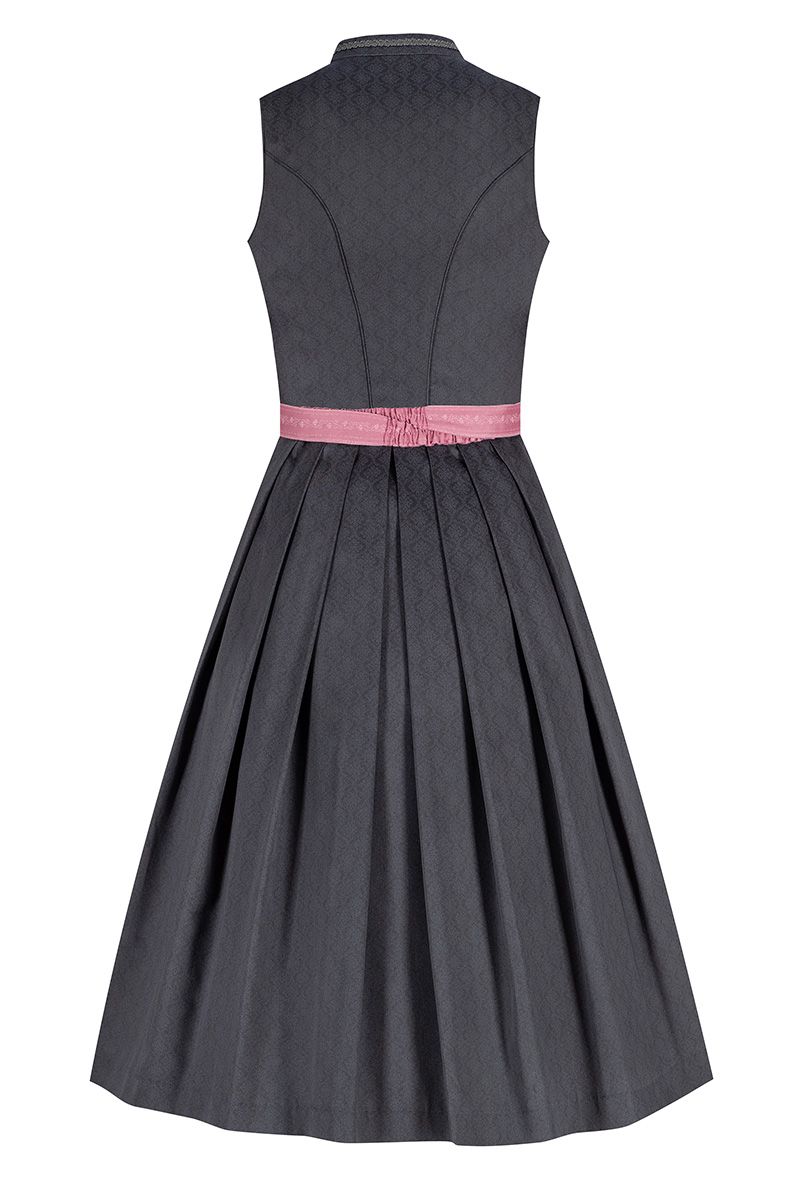Ein graues Dirndl von MOSER Trachten mit rosa Gürtel in klassischem Design.