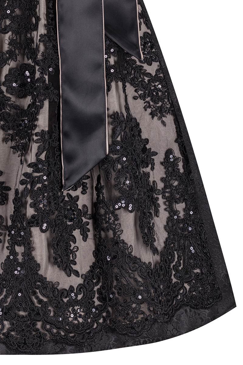 Elegant-schwarze Spitze mit Schnalle auf einem hochwertigen Dirndl von MOSER Trachten.