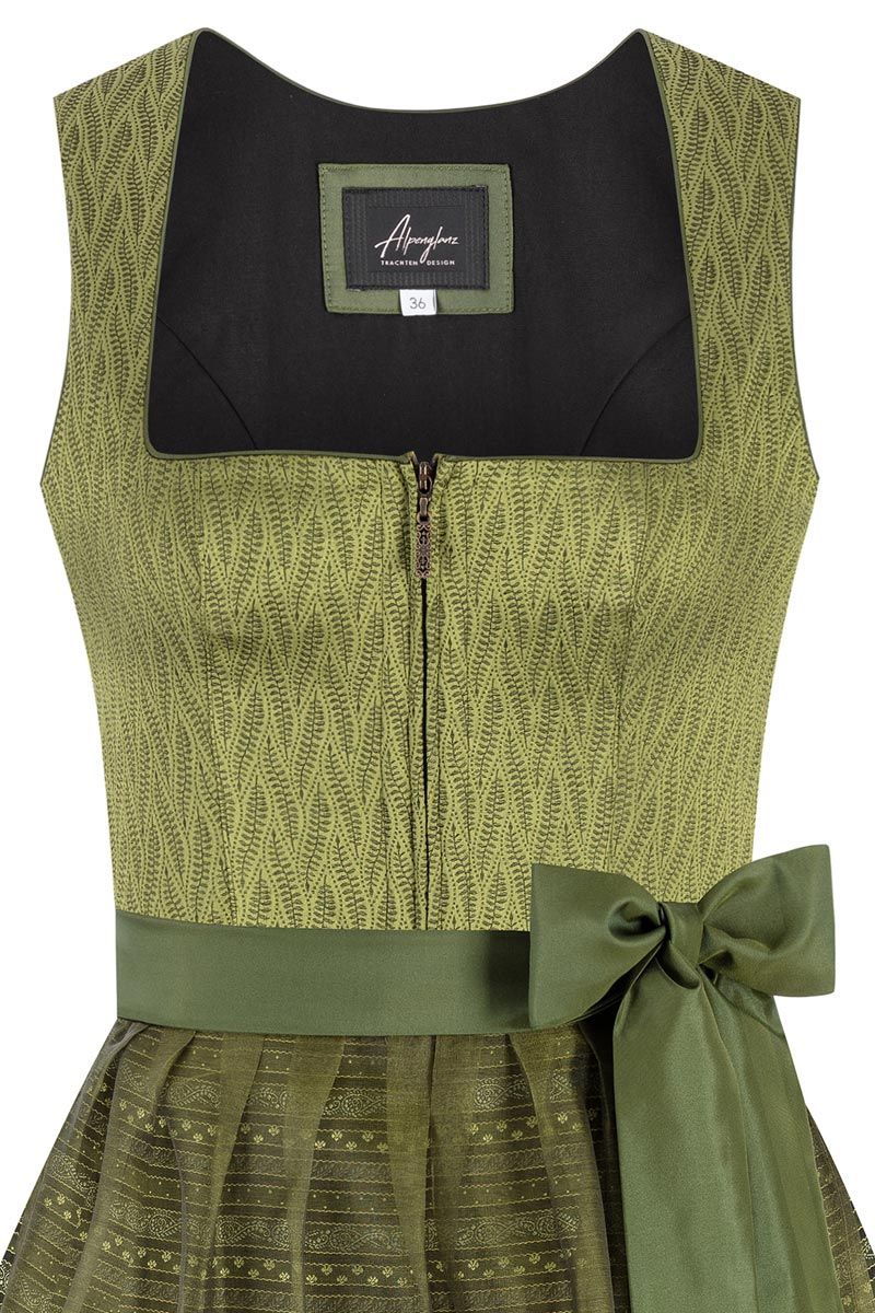 Grünes Dirndl von Alpenherz mit elegantem Muster und Schleifenband in modernem Design.