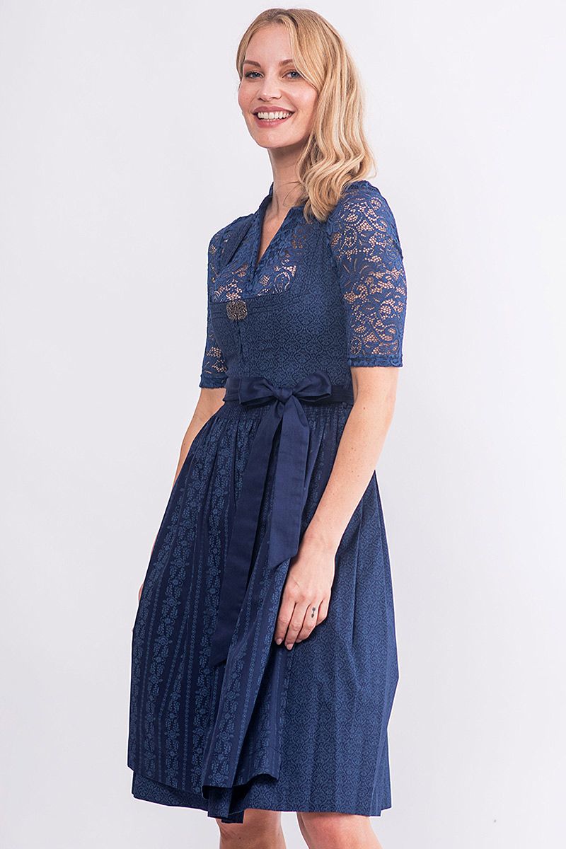 Blaues Dirndl mit Spitzenoberteil und Taillenschleife aus der MOSER Trachten-Kollektion.