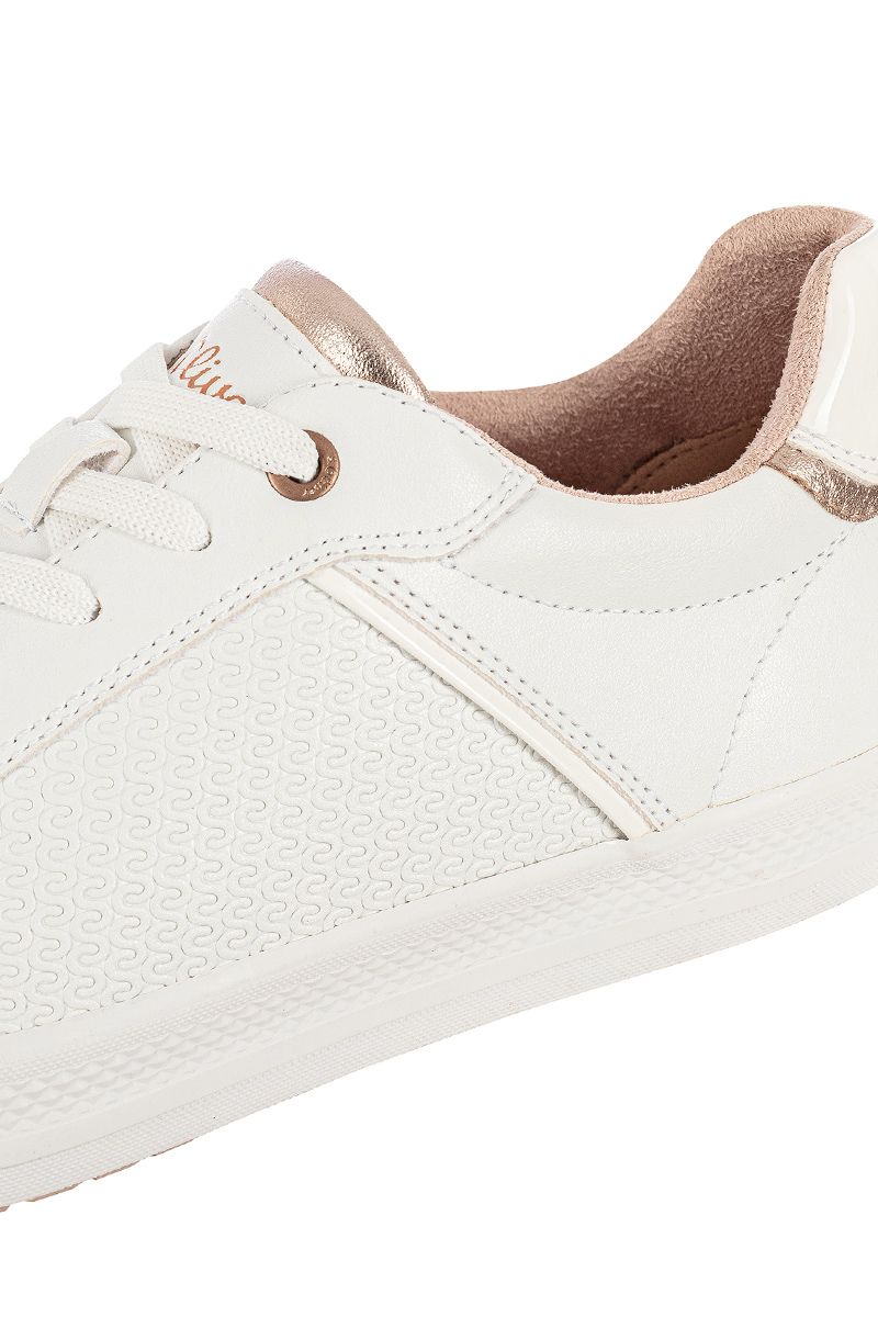 Weiße Sneaker mit goldenen Details ergänzen Trachtenmode bei Moser Trachten stilvoll.
