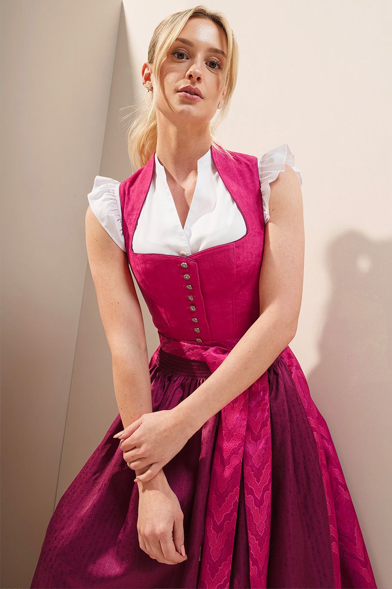 Ein elegantes pinkes Dirndl von MOSER Trachten aus hochwertigem Material.