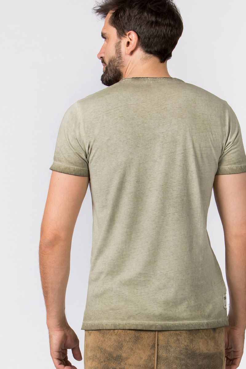 Ein Mann in einem khakifarbenen T-Shirt aus dem Hause MOSER Trachten.