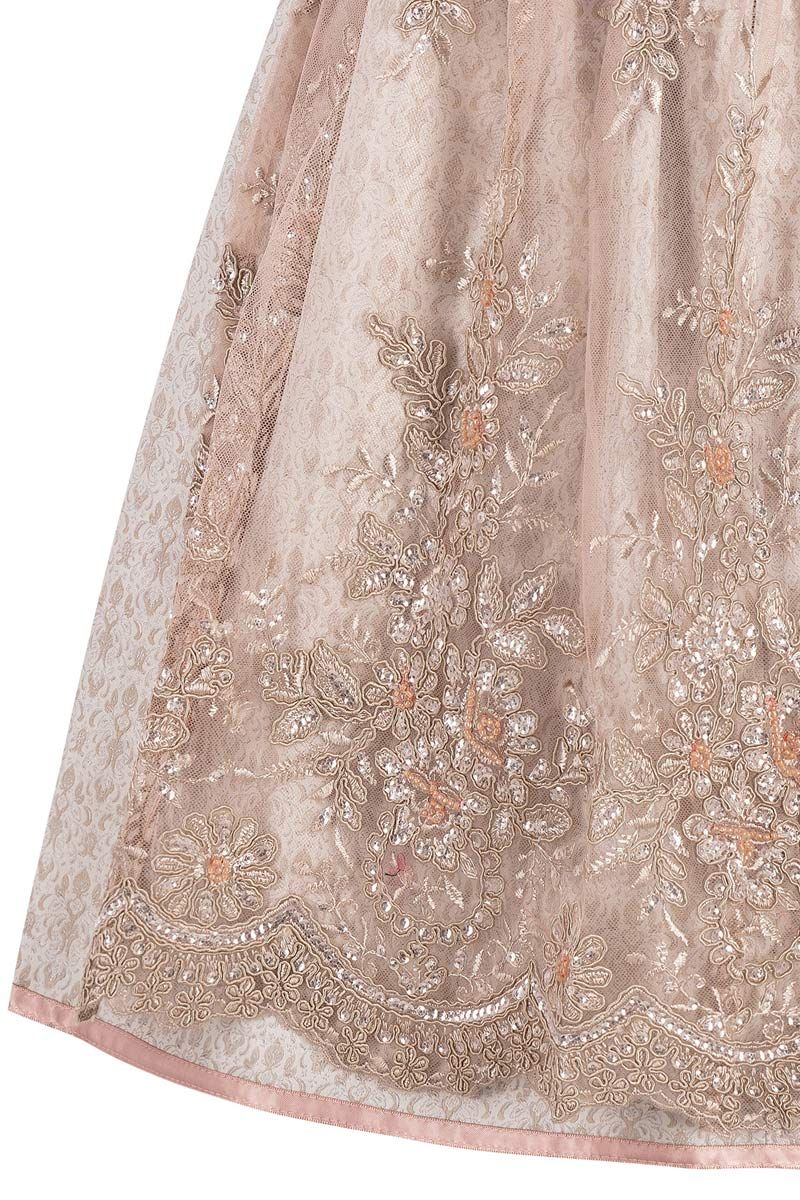 Elegantes Dirndl mit floraler Spitze in zarten Rosétönen von MOSER Trachten.